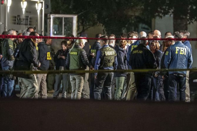 Los investigadores se agrupan frente al bar.