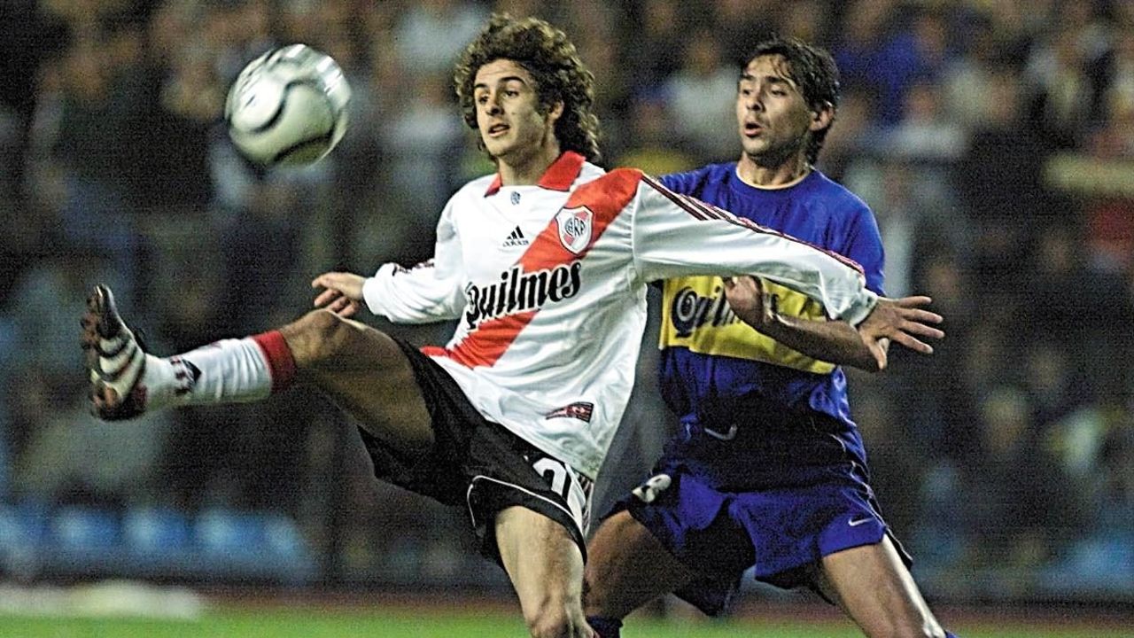 Pablo Aimar de River Plate disputa el balón con Cristian Traverso de Boca Juniors el 24 de mayo de 2000 en La Bombonera para un partido de Copa Libertadores. Boca Juniors ganó 1-0