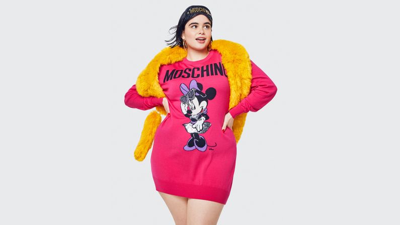 La colección también incluyen los estampados con los personajes favoritos de Disney del director creativo de Moschino, Jeremy Scott. Mickey Mouse, Donald, Goofy, Pluto y Minnie Mouse forman parte. Aquí, la novia de Mickey se encuentra tejida en un suéter largo de color fucsia.