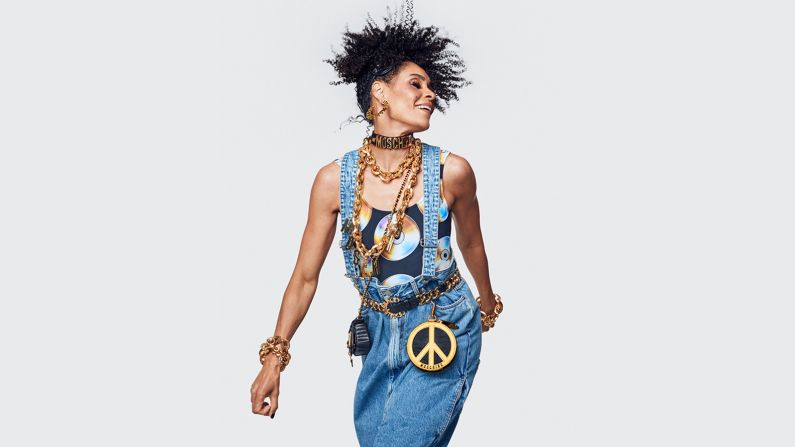 MOSCHINO tiene la creencia de que más es más. Especialmente para MOSCHINO[tv]H&M, Jeremy Scott ha creado una colección de accesorios, que expresa el inigualable y legendario humor de Moschino.