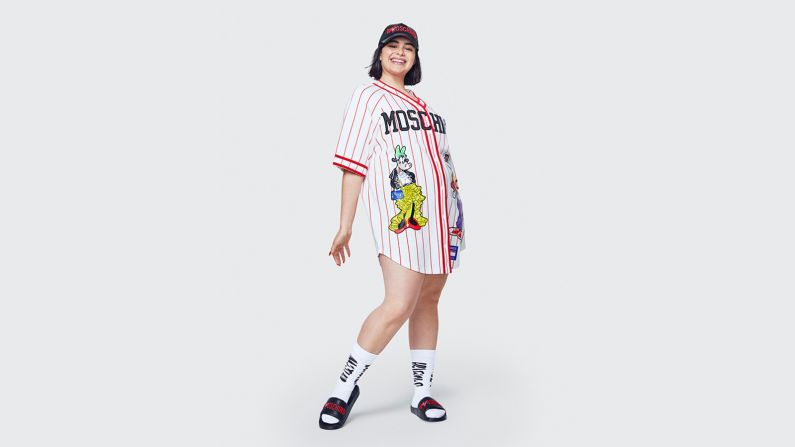 MOSCHINO[tv]H&M es una marca para divertirse y sentir libertad al caminar la camiseta jersey con Horacio y Clarabella le dan un toque divertido que va de acuerdo al estilo de la marca.