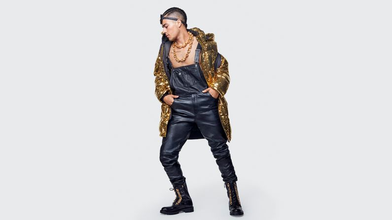 El color dorado es un “must” en esta colección. La chaqueta de lentejuelas junto con la cadena gruesa de MOSCHINO[tv]H&M, harán que cualquier hombre se sienta el mejor rapero de la escena musical mundial.