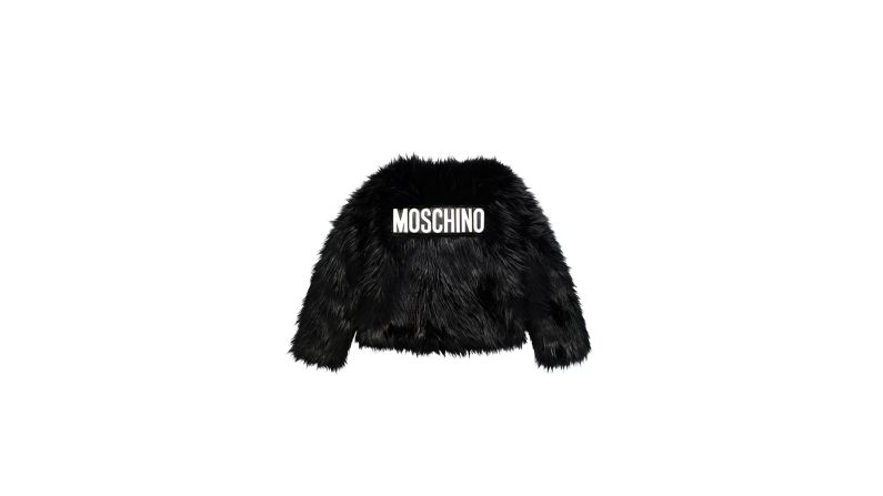 El logo de Moschino es un ícono de la moda y ahora estará disponible para todos gracias a MOSCHINO[tv]H&M.