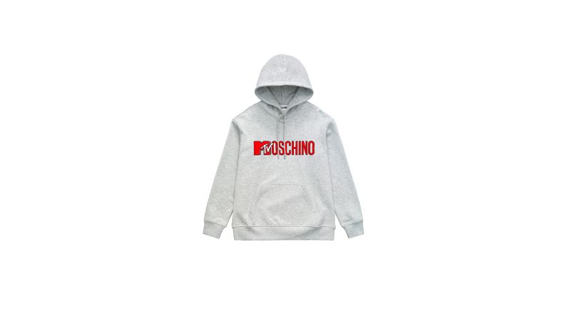 Otra línea en esta colección es la que se tiene con la cadena de videos MTV. La sudadera, polera, buzo o polerón que interpreta la cultura pop con un logotipo de Moschino intervenido.