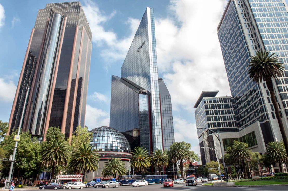 Vista del edificio de la Bolsa de Valores de México en Ciudad de México.