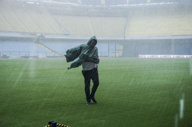 Vista del estadio La Bombonera, antes del anuncio de la suspensión del partido entre Boca Juniors y River Plate. En la imagen se puede apreciar la potencia de la lluvia que cayó sobre Buenos Aires en las horas previas.