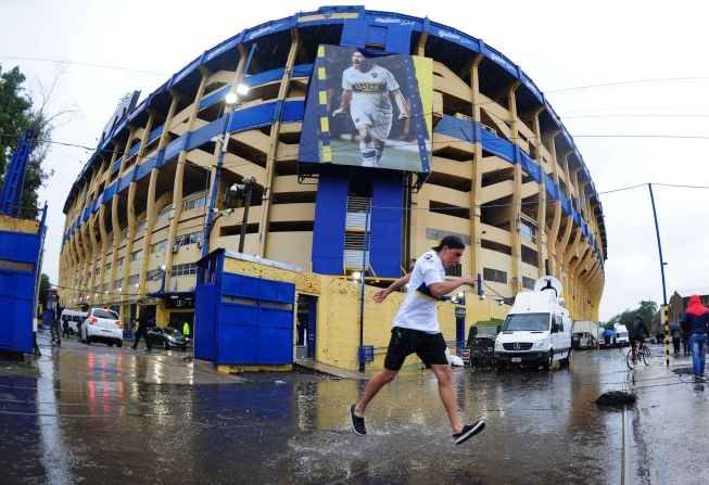 Una vista exterior del estadio de La Bombonera, en Buenos Aires, tras una lluvia torrencial. El mal tiempo obligó a postergar el partido por la final de la Copa Libertadores, confirmó la Conmebol y los clubes Boca Juniors y River Plate, en sus cuentas oficiales de Twitter.