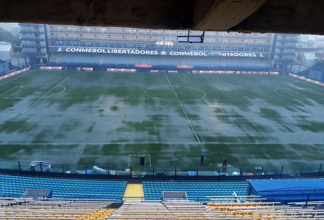 Vista general del campo del estadio de La Bombonera, en Buenos Aires, Argentina, donde se debió jugar este sábado el partido de ida por la final de la Coba Libertadores, entre los clubes Boca Juniors y River Plate.