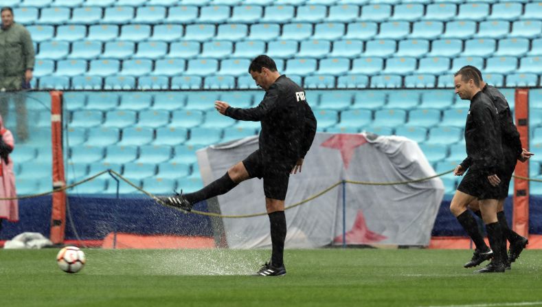 Tobar verifica el nivel del agua en otra parte del campo de La Bombonera. El partido fue suspendido debido a las fuertes lluvias que caen sobre Buenos Aires, capital de Argentina. Se jugará este domingo, anunció la Conmebol.