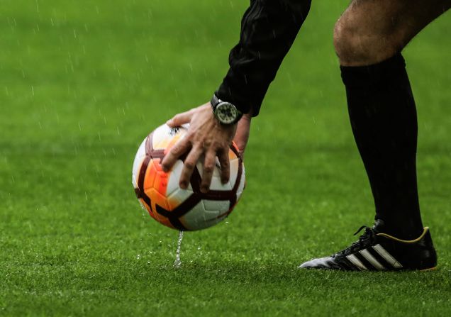 El árbitro chileno Roberto Tobar verifica el nivel del agua en el campo de fútbol del estadio de La Bombonera, antes de suspender el partido de ida de la final de la Copa Libertadores 2018, entre Boca Juniors y Rivrl Plate.