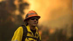 CNNE 586611 - los bomberos luchan contra las llamas en california