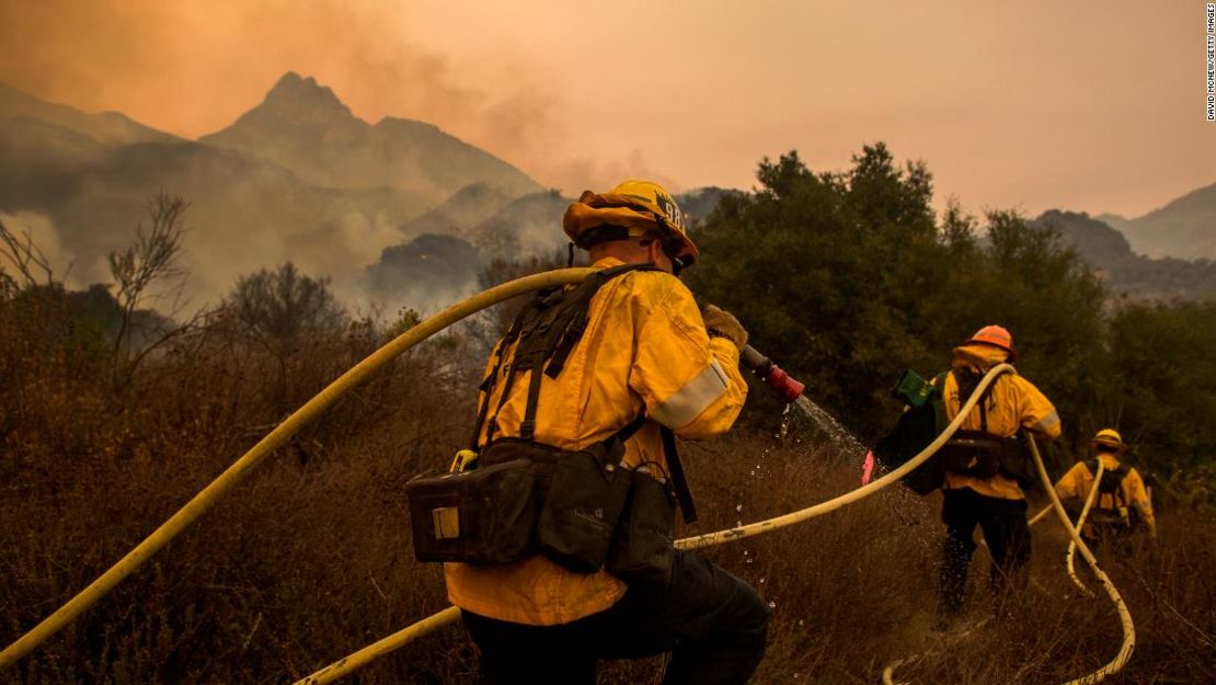 Bomberos de California luchan contra el fuego de los potentes incendios forestales que afectan al estado.