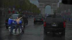 CNNE 586669 - una protesta en topless apura la caravana de trump en paris, hay 3 detenidas