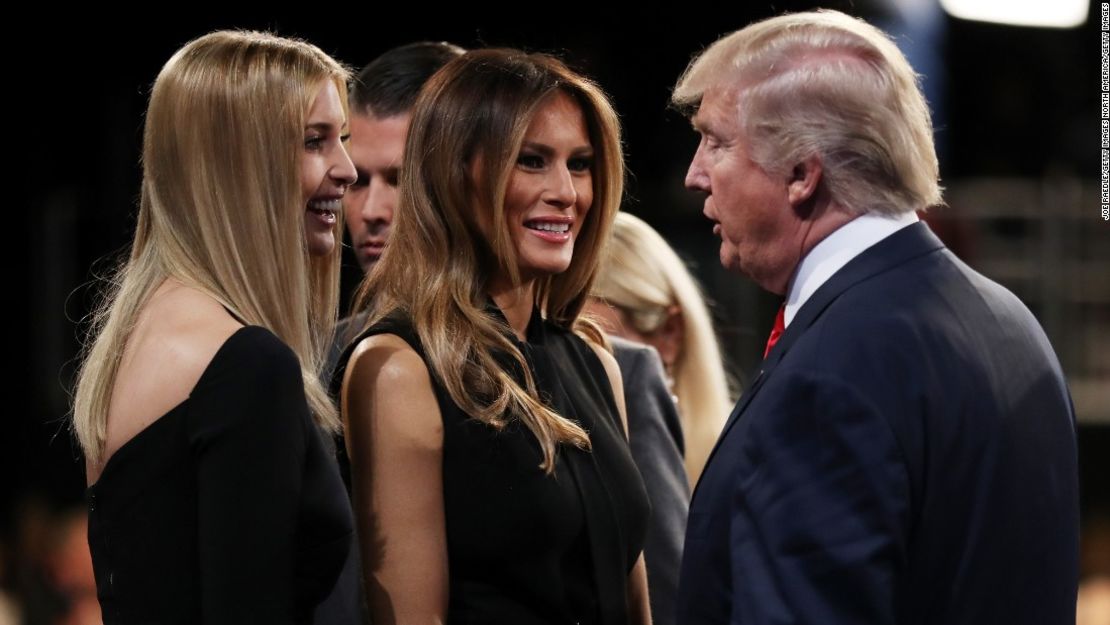 Ivanka Trump y Melania Trump saludan al presidente Donald Trump.