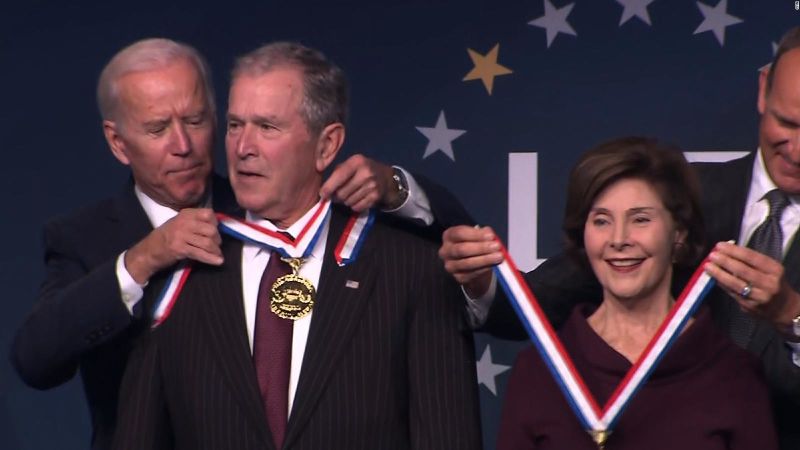 Joe biden entrega medalla de la libertad a los bush por su trabajo en favor de los veteranos de guerra | cnn