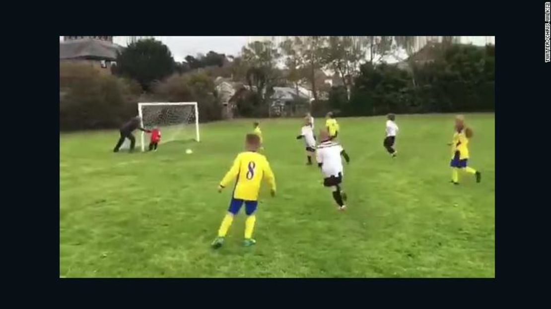 Un papá fue filmado empujando a su hijo portero en el camino de la pelota durante un partido de fútbol infantil en el oeste de Gales.