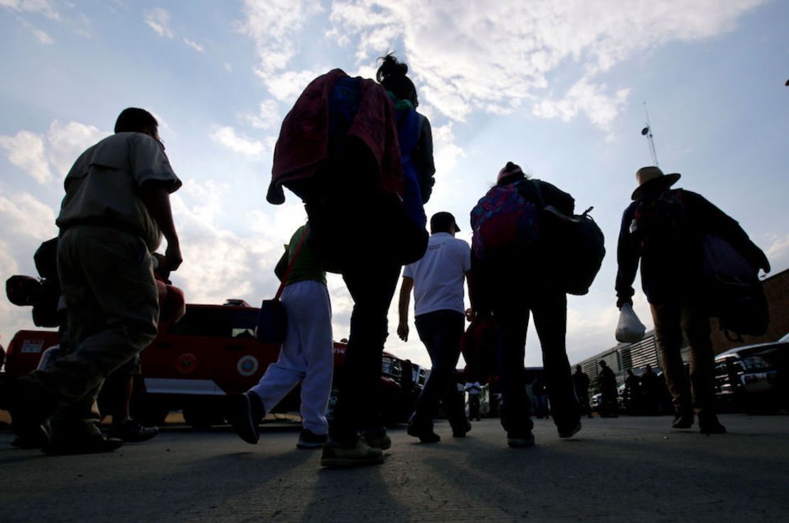 Miembros de la caravana de migrantes centroamericanos caminan a un refugio en el estado de Jalisco, México.