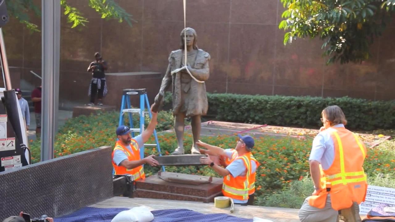 CNNE 586847 - retiran estatua de cristobal colon del centro de los angeles