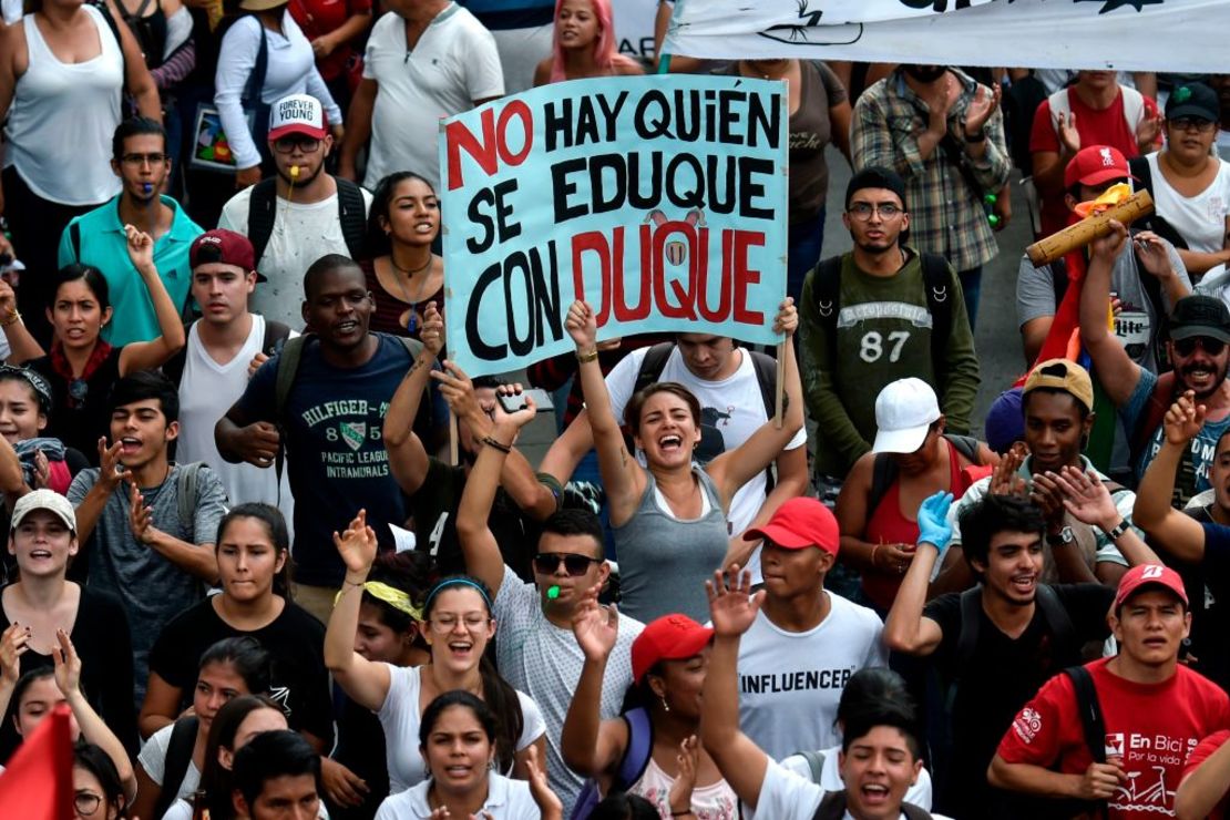 Estudiantes universitarios hacen parte de una movilización en Cali, Colombia, el 10 de octubre de 2018.