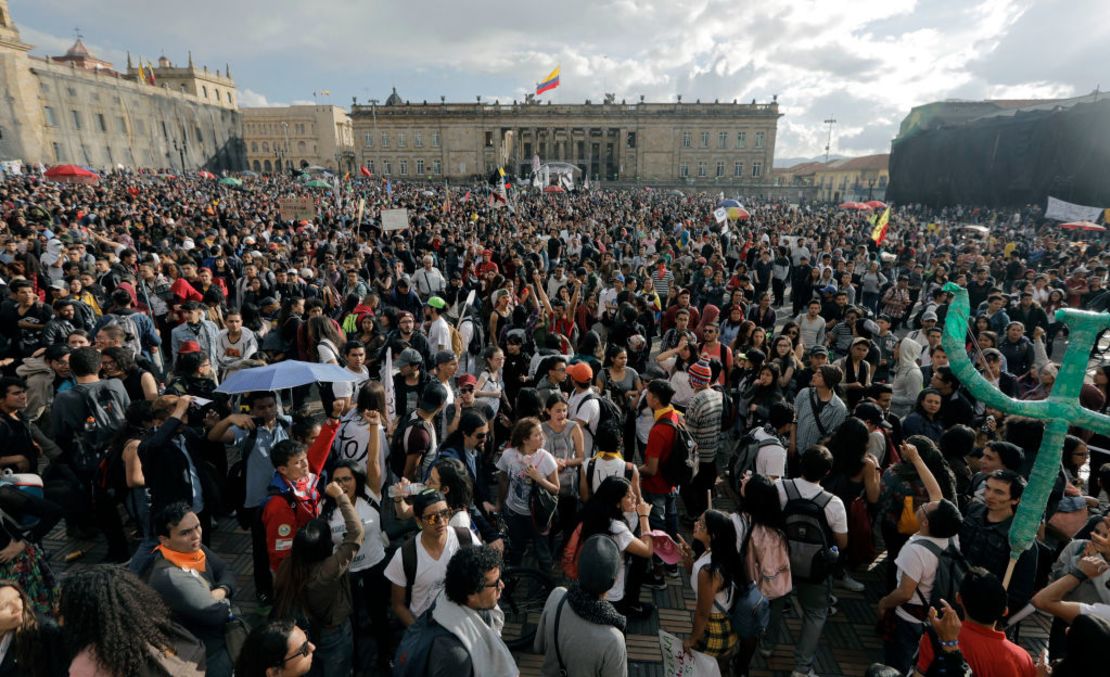 Estudiantes marcharon el 17 de octubre de 2018. Miles de ellos se reunieron en la Plaza de Bolívar de Bogotá pidiendo más recursos para la educación superior pública.