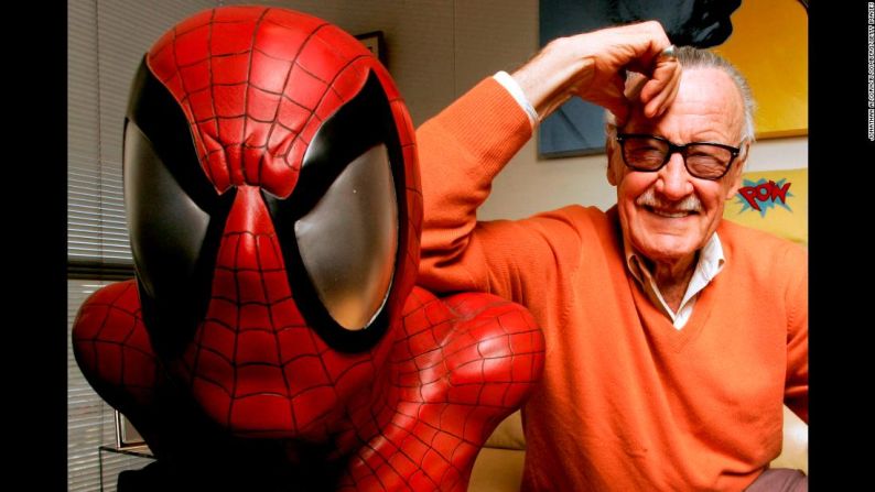 Stan Lee posa junto a una figura de Spider-Man en su oficina en 2008. Lee, quien fue uno de los creadores este superhéroe y muchos otros personajes populares de cómics, murió este 12 de noviembre a la edad de 95 años.