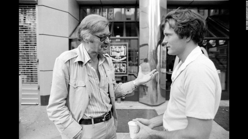 Lee habla con el actor Nicholas Hammond durante el rodaje de la serie de televisión “The Amazing Spider-Man” en 1978.