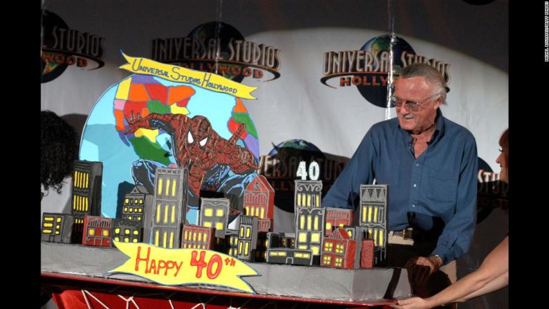 Lee posa junto a un pastel para celebrar el aniversario número 40 de Spider-Man.