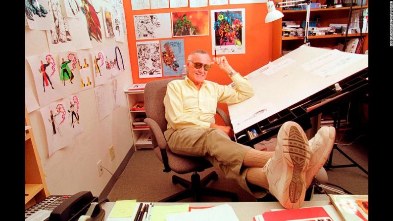 Lee se relaja en su oficina de Los Ángeles. El autor de cómics defendió la estrecha colaboración entre escritores y artistas en este campo. Dicho enfoque se conoció como el “Método Marvel”. En 2010, le dijo a CNN: "Toda mi vida en los cómics he trabajado con artistas, así que colaboré con ellos. Escribía la historia original, ellos la dibujaban y luego yo la editaba y hacía el arte. Así que todo lo que he hecho siempre ha sido una colaboración”.