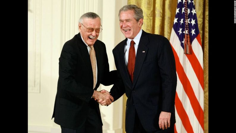 En 2008, Lee le da la mano al entonces presidente de Estados Unidos, George W. Bush, luego de recibir la Medalla Nacional de las Artes.