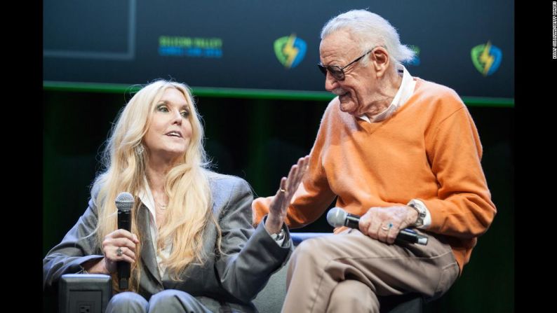 La hija de Lee, Joan, sorprende a su padre en un panel de Comic-Con en 2016.