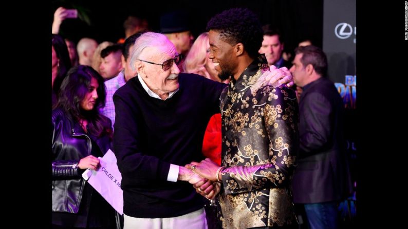 Lee le da la mano a la estrella de “Black Panther” Chadwick Boseman en el estreno de la película en enero de 2018.