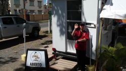 CNNE 587042 - es chef, tiene un 'food truck' y sindrome de down- el ejemplo de chris gonzalez