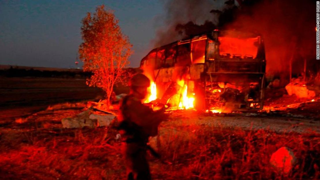 Un autobús en Israel impactado por un cohete lanzado desde Gaza.