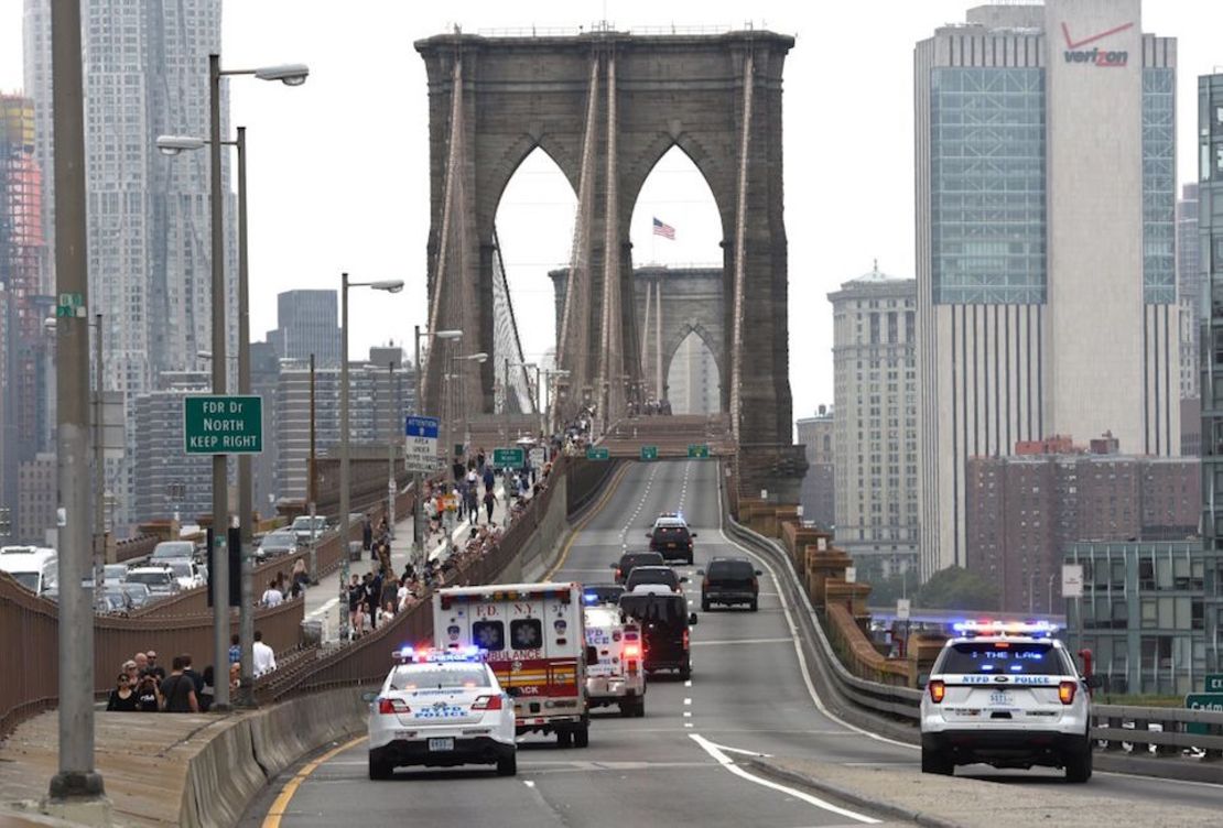 El Chapo Guzmán es trasladado de vuelta a la cárcel por el puente de Brooklyn en Nueva York, tras una audiencia inicial en la corte el 10 de octubre.