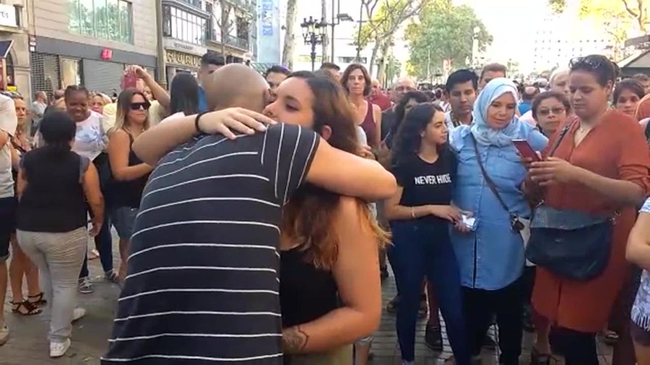 CNNE 587284 - un hombre musulman reparte abrazos de amor y paz en las ramblas