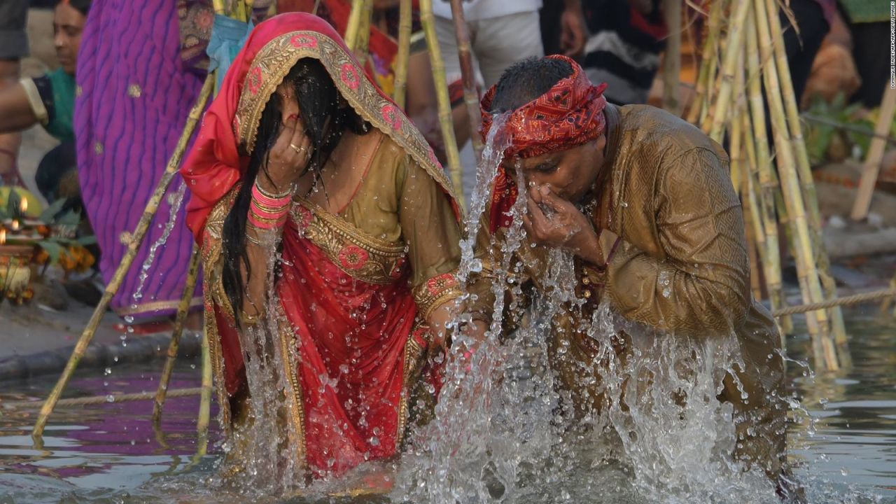 CNNE 587449 - india celebra la fiesta de chhath puja, ritual dedicado al sol