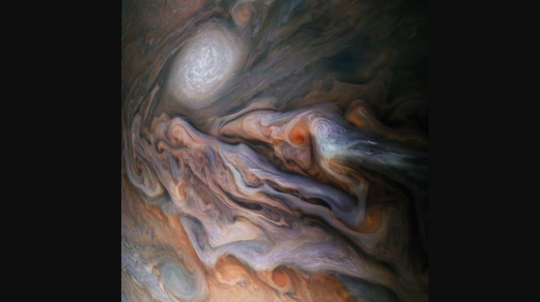 La imagen de las nubes de Júpiter fue tomada por el satélite JunoCam a unos 7.000 kilómetros de distancia.