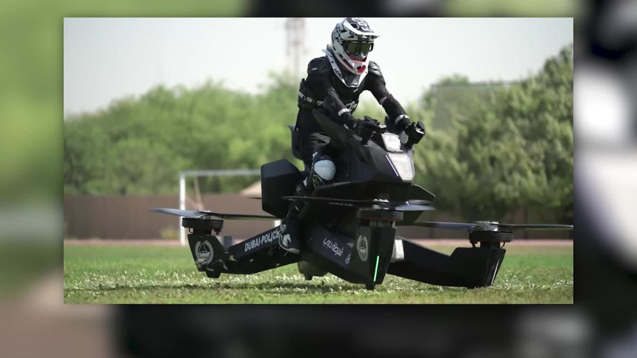 CNNE 587776 - policia de dubai entrena en motos voladoras