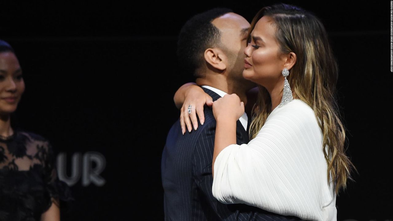 CNNE 587817 - la emotiva presentacion de chrissy teigen y john legend