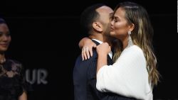 CNNE 587817 - la emotiva presentacion de chrissy teigen y john legend