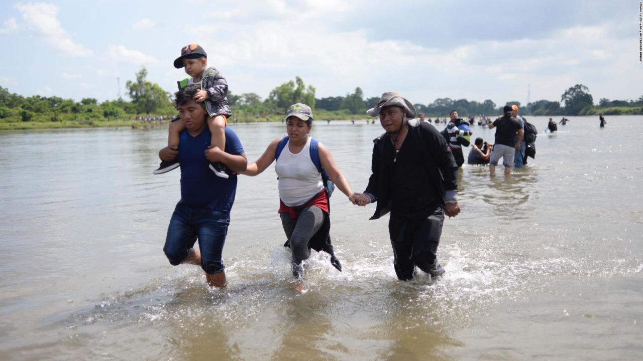 CNNE 587844 - las caravanas migrantes marchan hacia e-e-u-u