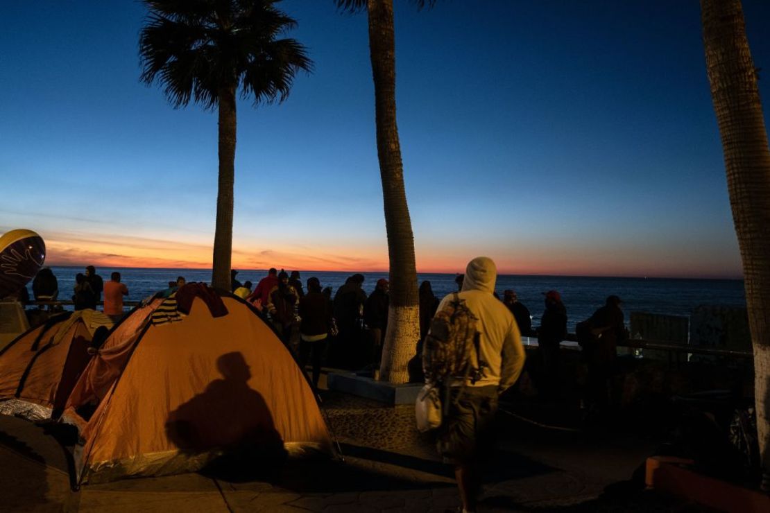 Migrantes acampan cerca de la frontera entre México y EE.UU.