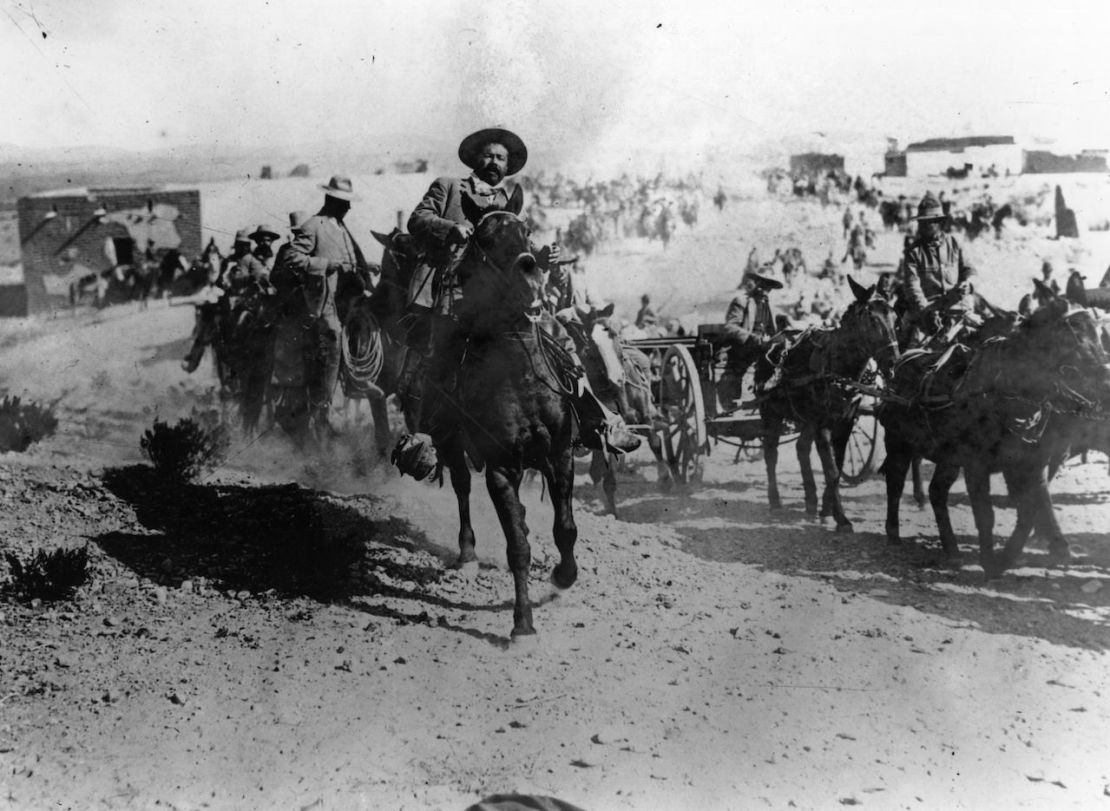 El líder revolucionario mexicano Francisco ‘Pancho’ Villa (1878-1923) al frente de una cabalgata de rebeldes durante la Revolución mexicana.