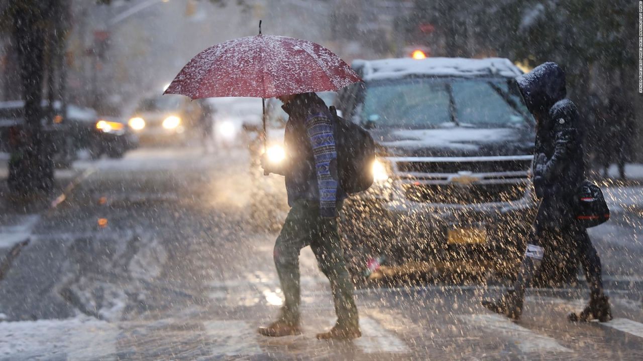 CNNE 588362 - fuerte tormenta invernal en ee-uu- deja varias muertes