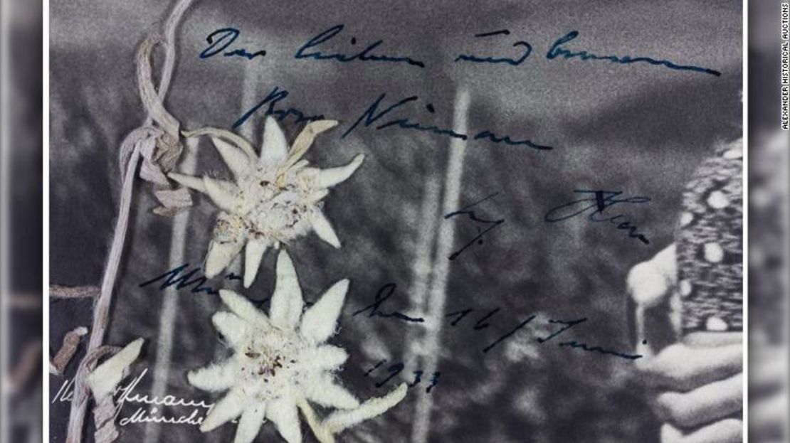 Una foto de cerca del mensaje manuscrito de Hitler en la fotografía, traducido por la casa de subastas diciendo "La querida y (¿considerada?) Rosa Nienau Adolf Hitler Munich, el 16 de junio de 1933".