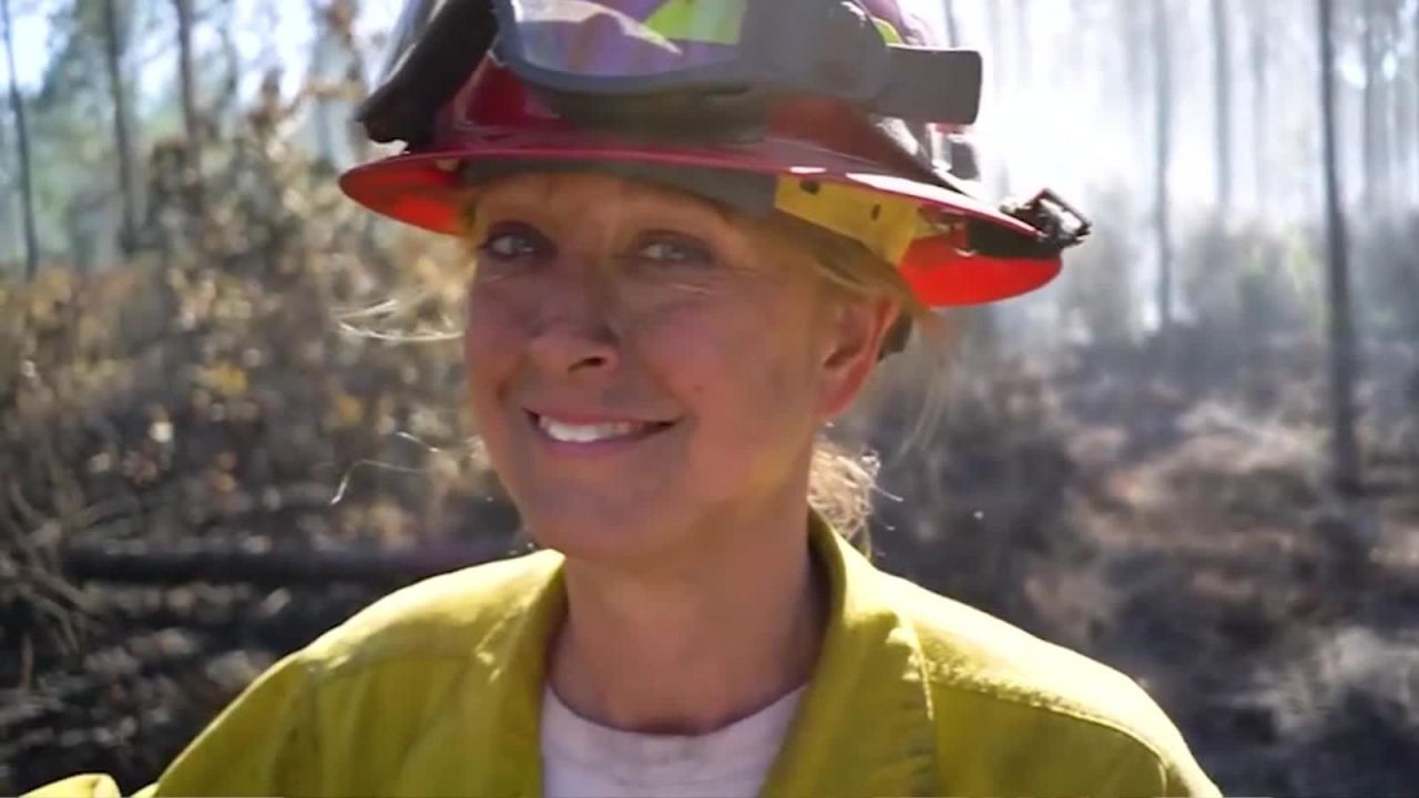 CNNE 588495 - la mujer bombero que ayuda a combatir los incendios forestales