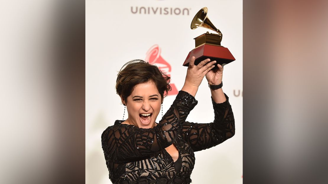 La cantante, trompetista y productora venezolana, Linda Briceño, celebra convertirse en la primera mujer en ganar en la disputada categoría "Productor del año".