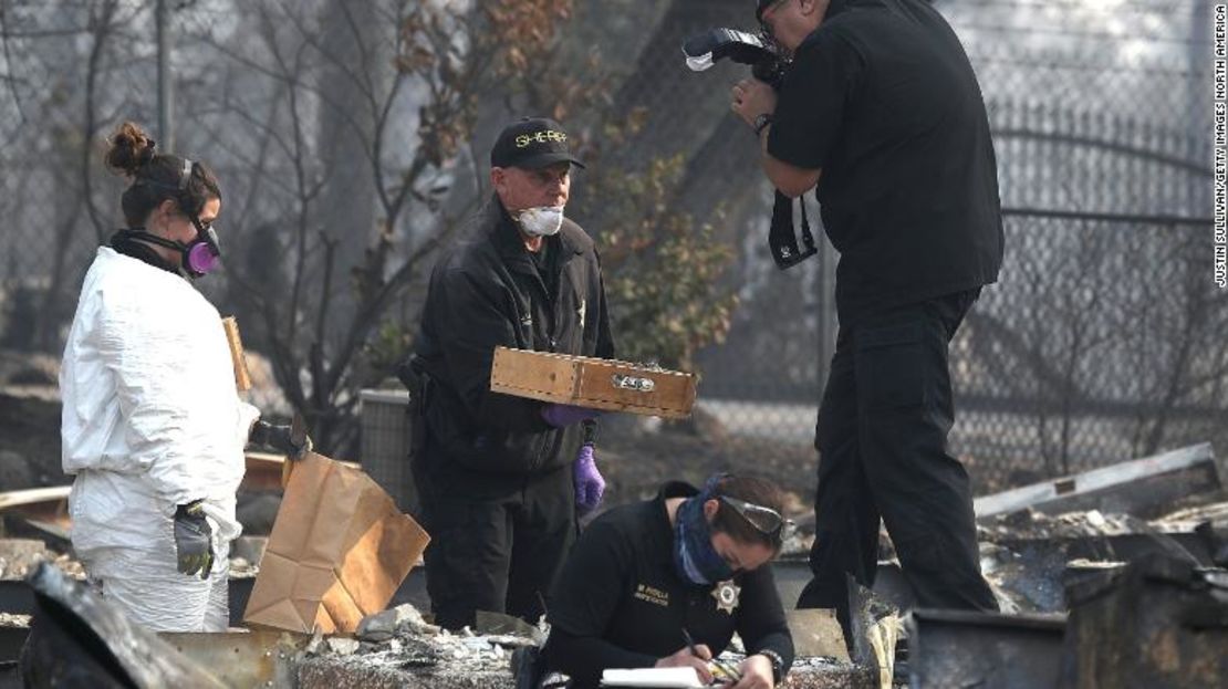 Los investigadores trabajan en una propiedad en Paradise, California, donde se encontraron restos humanos el viernes.