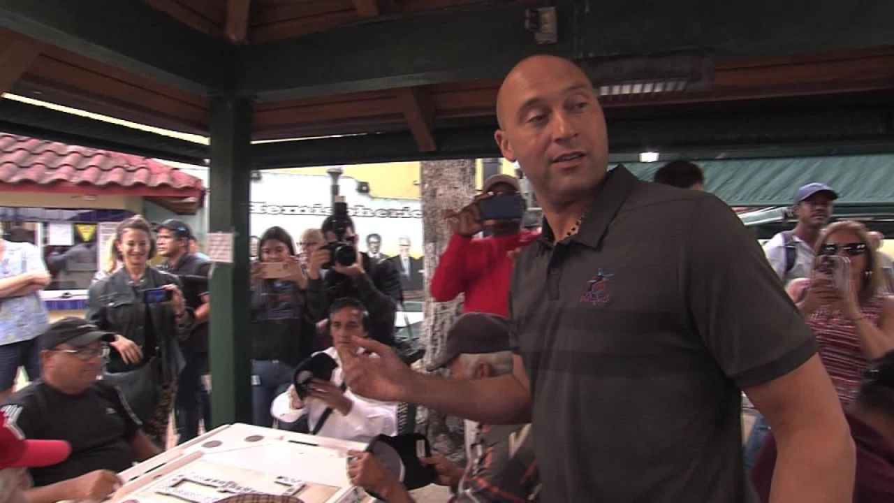 CNNE 588811 - ¿por que derek jeter repartio cafe en las calles de miami?