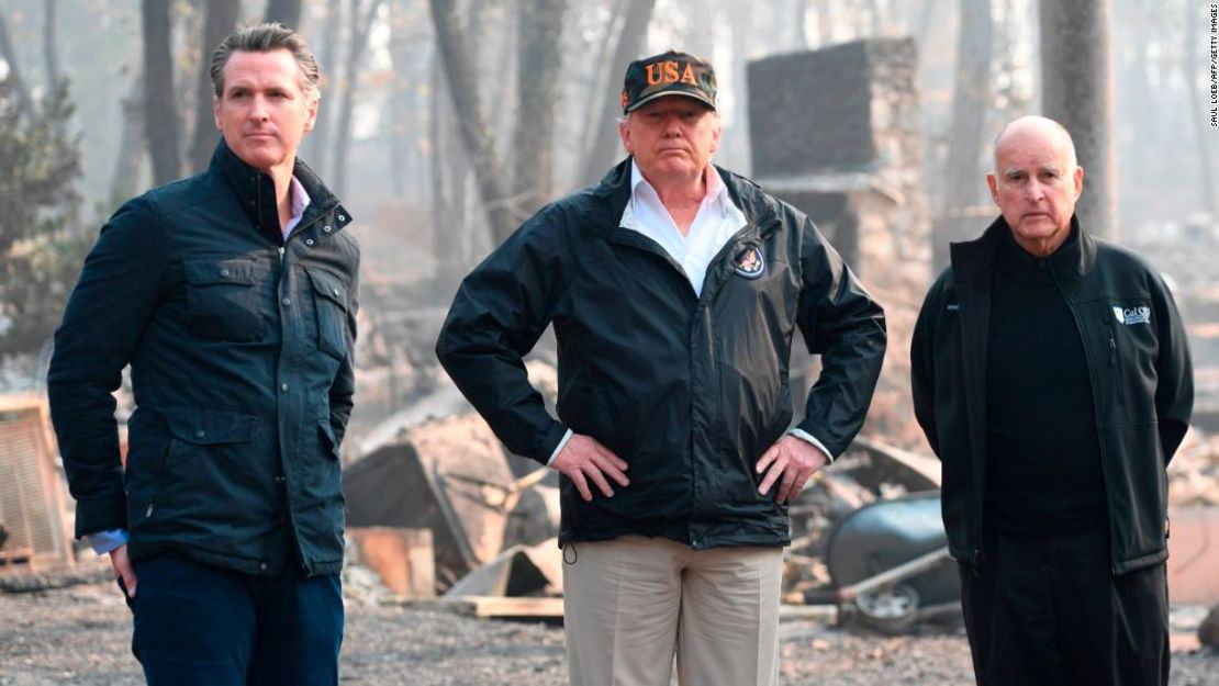 Donald Trump, presidente de Estados Unidos, durante su visita a las zonas afectadas por los potentes incendios en California.